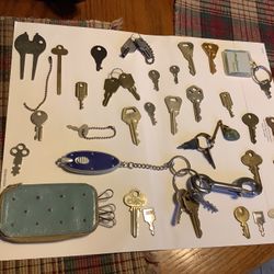 Vintage lot of various keys approximately 47 pieces