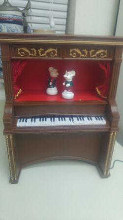 Dancing piano mice Christmas