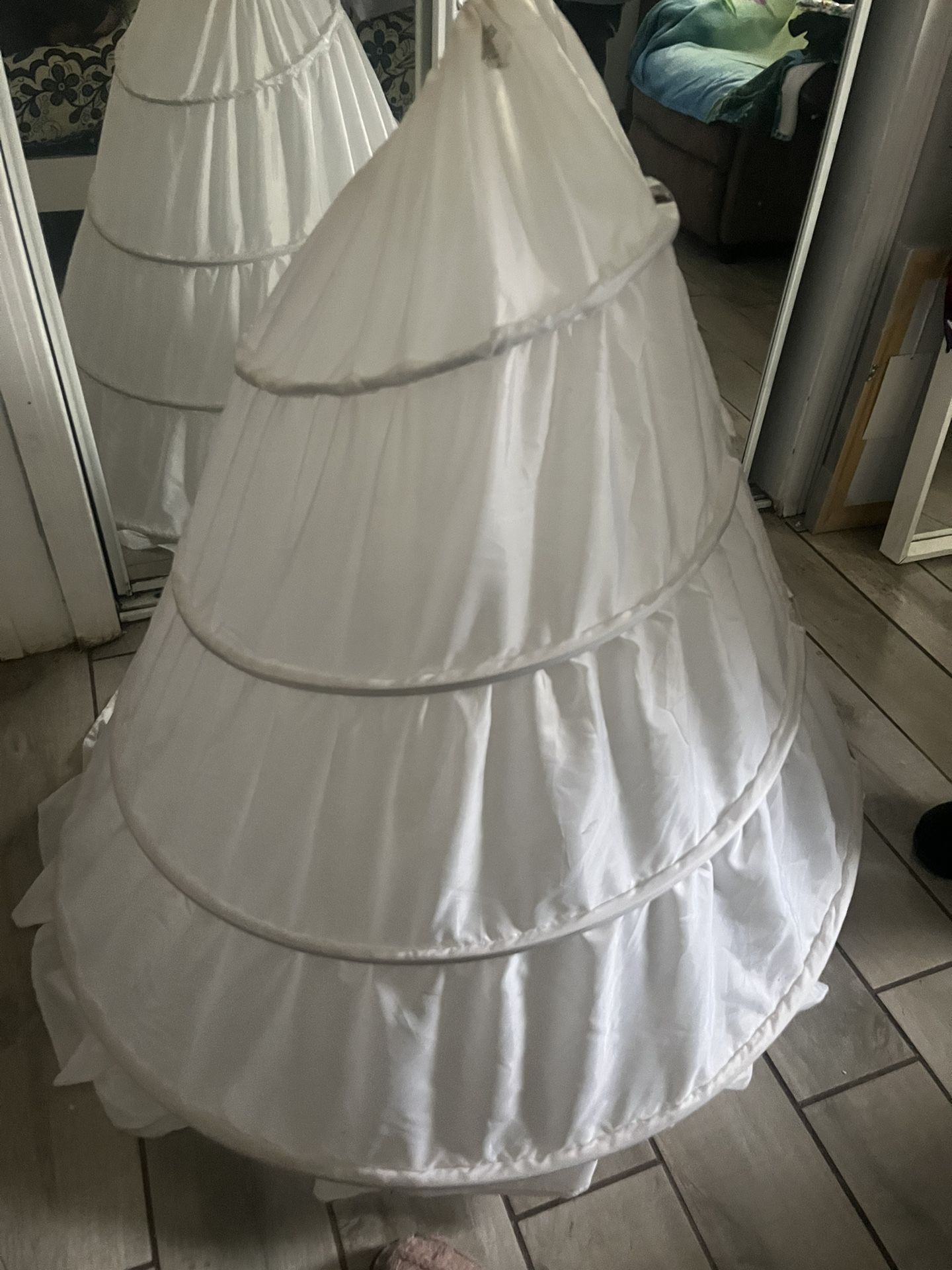 petticoat for under dresses: all white adjustable size 