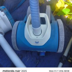 Four-wheel Hayward Phoenix Pool Cleaner