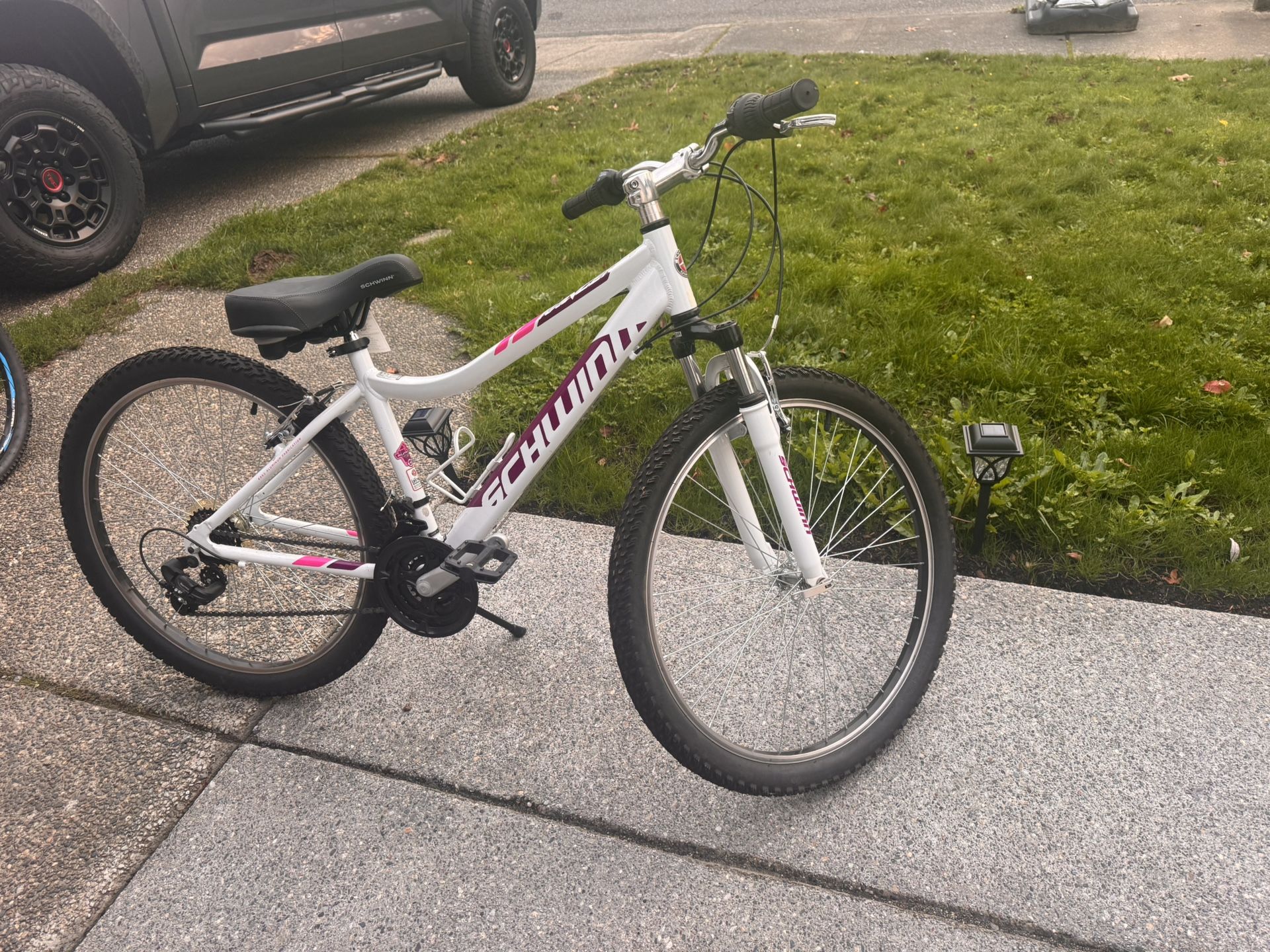Woman’s White Scwinn 26” Ranger Mountain Bike