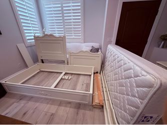 Cafe Kid Kayla white trundle twin bed and matching desk/ chair
