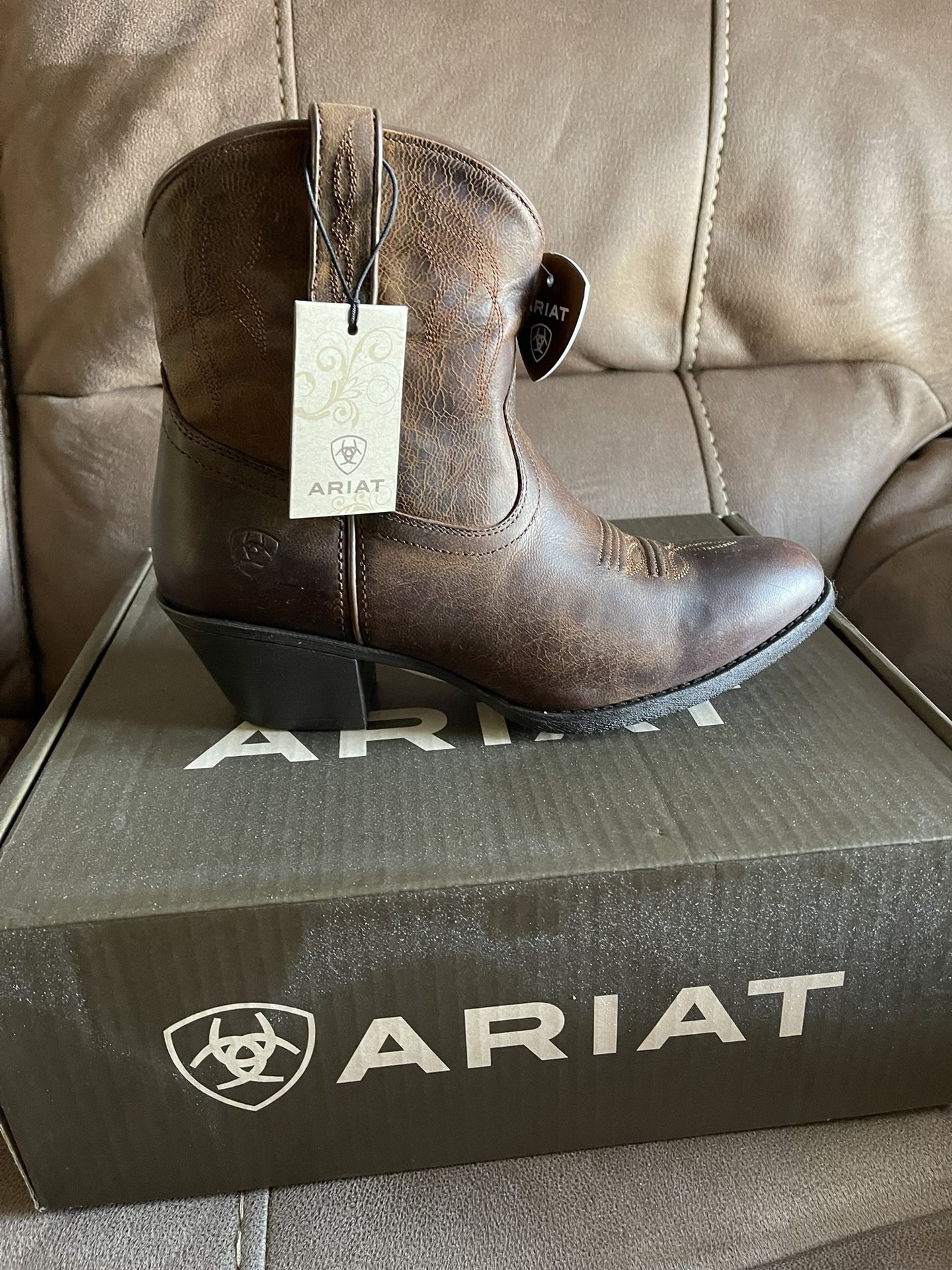 ARIAT Women’s Booties Darlin 8.5M.