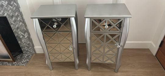 2 mirrored nightstands