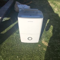 Frigidaire FFAD3033R1 Small Room 30 Pint Capacity Dehumidifier