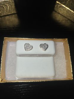 10 K Gold  0.14 CT Diamond Heart Earrings