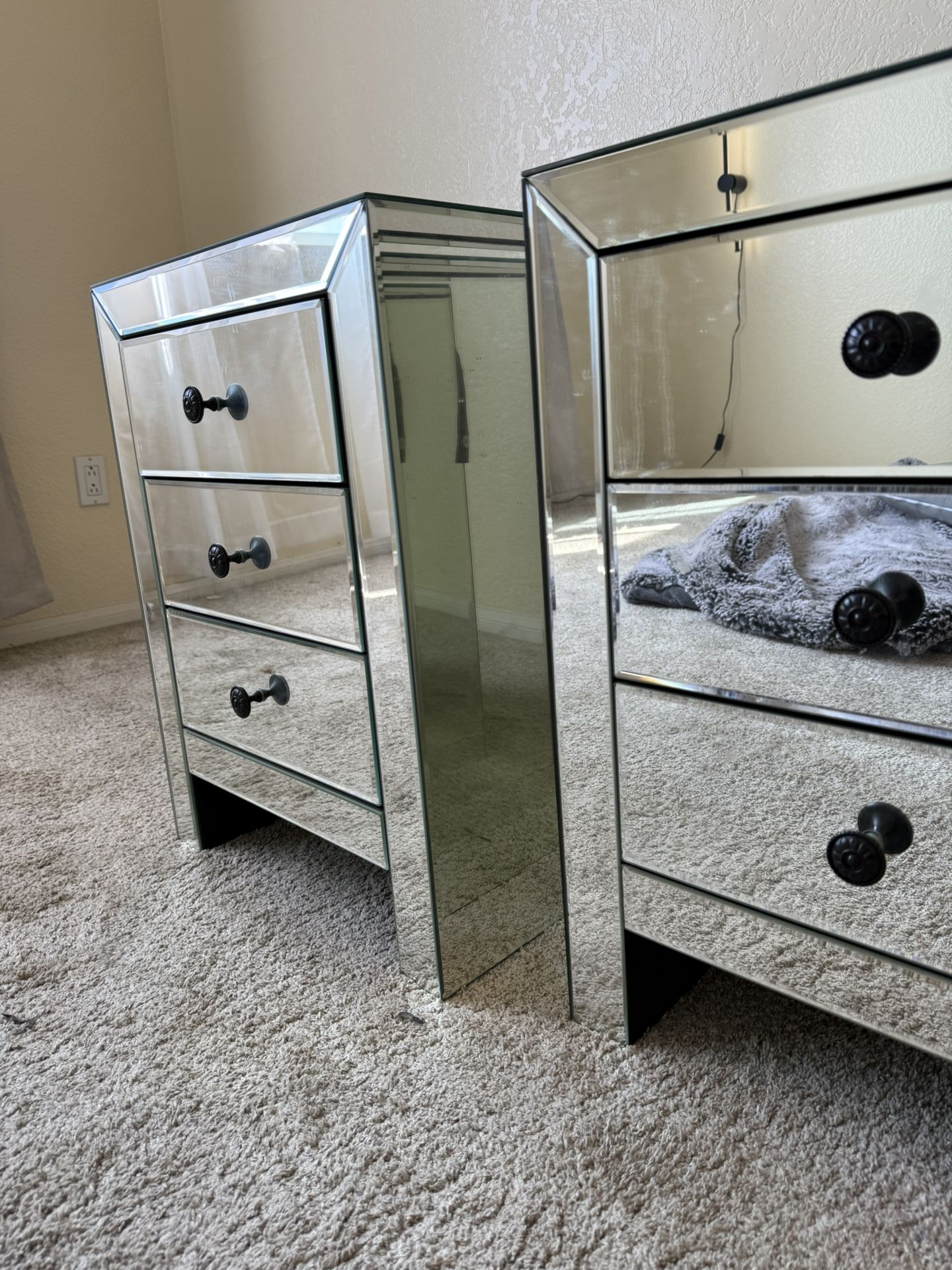 Set Of 2 Mirrored Nightstands
