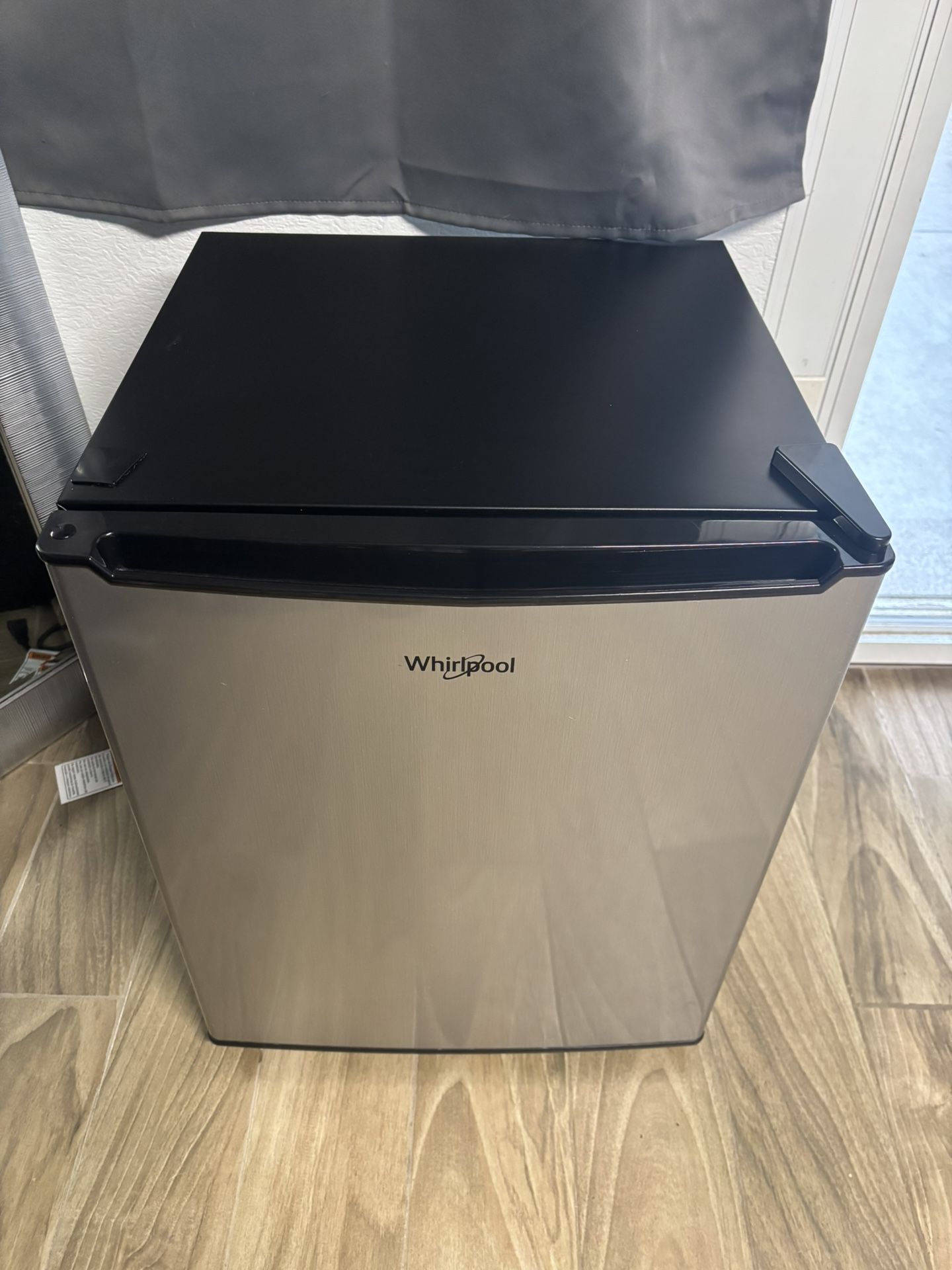Whirl Pool Mini Fridge 