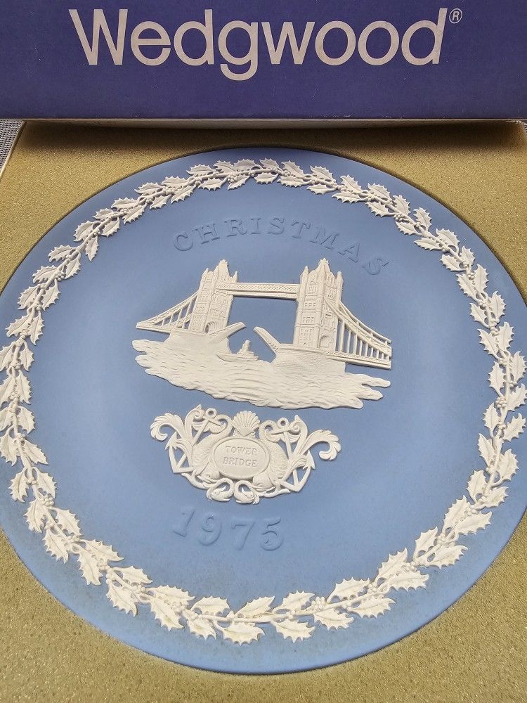 $25.00 - 1975 Christmas WATERFORD ENGLAND Collectible Plate! Gorgeous "Tower Bridge"/Retired Collectible/In Original Box!