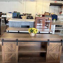 58" Farmhouse TV Stand, Stand with Sliding Barn Doors and Storage Cabinets, Entertainment Center for Televisions up to 65 Inchs(Brown )  💰150  Wareho