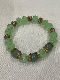 Green glass and stone bead stretch bracelet with gold-tone accents. 2-3”
