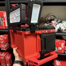 Milwaukee M18 PACKOUT Light/Charger – NUEVO / NEW – $160