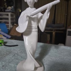 Noritake Bone China Geisha Girl with Umbrella 

Excellent Condition-9 1/4 inch high