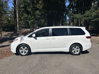 For Sale: 2017 Toyota Sienna LE Minivan – VIN 5TDKZ3DC4HS769565