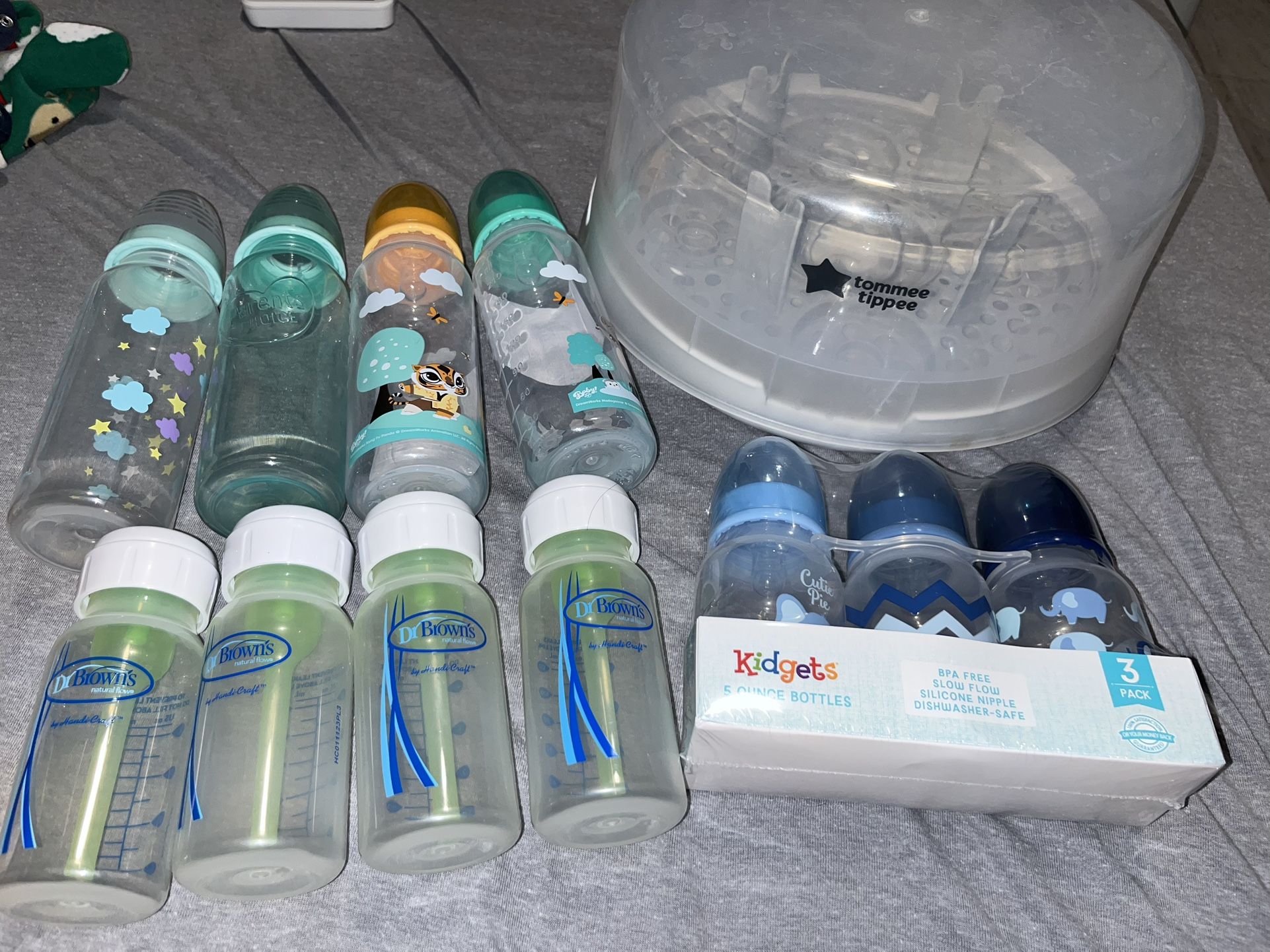 Tommee Tippee Bottle sterilizer and 11 bottles