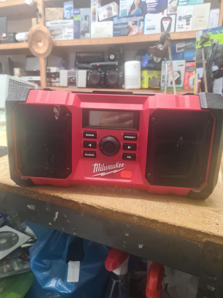 Milwaukee 2890-20 18V Dual Chemistry M18 Jobsite Radio with Shock Absorbing End Caps, USB 2.1A Smartphone Charging, and 3.5mm Aux Jack