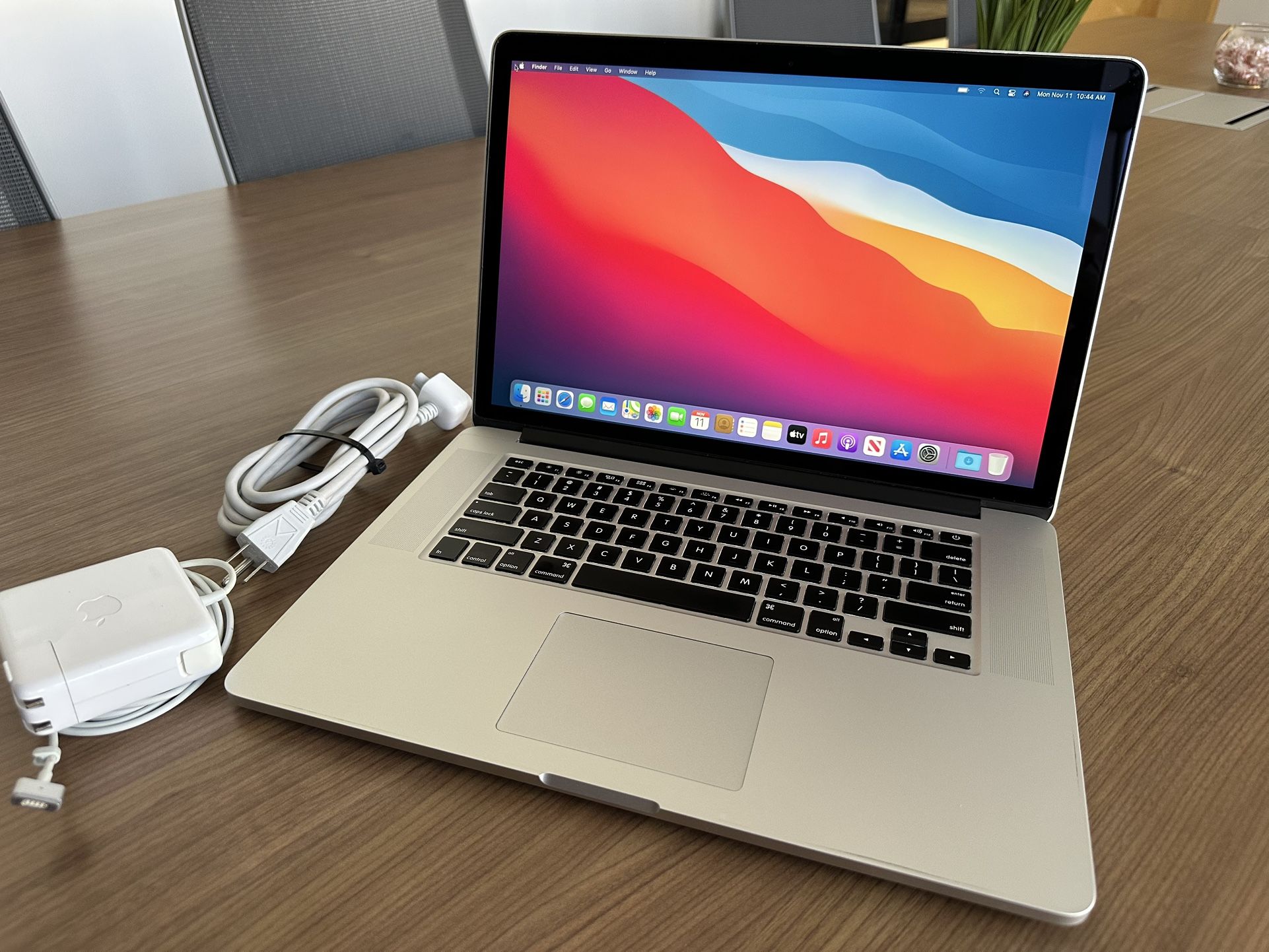 Apple MacBook Pro 15" -  i7 2.2 GHz (Mid-2014) - Excellent Condition!