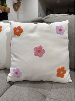 Set of 4 Floral Throw Pillows – Like New