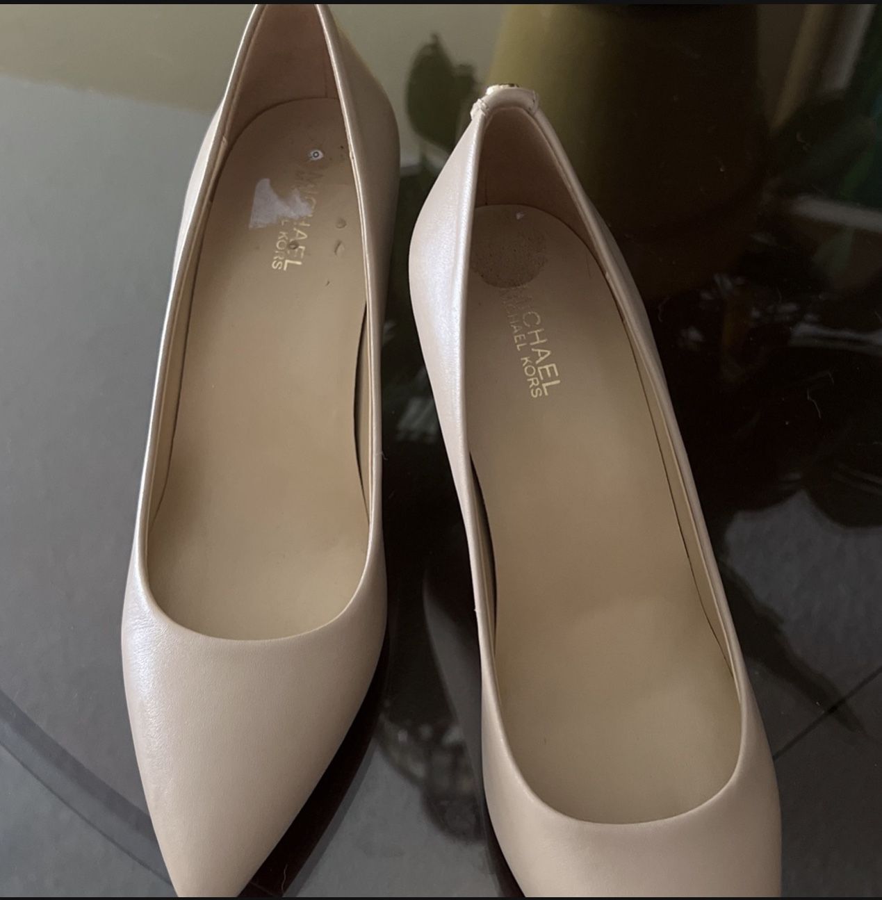 MK Pumps - NEW Size 6 $20