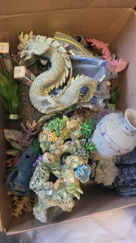 Box Full Of Aquarium Decor/figurines