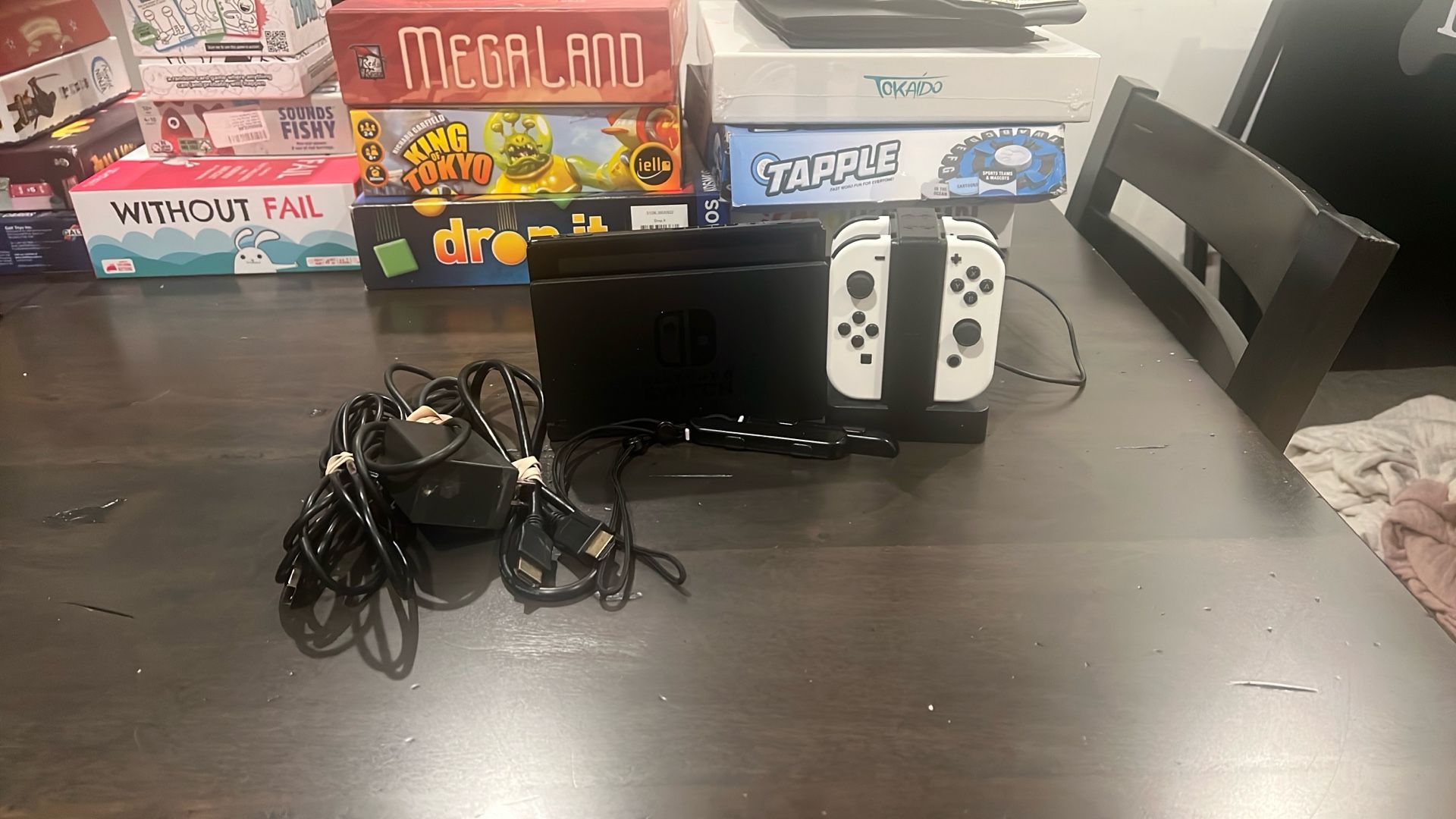 Nintendo Switch + 4 Remotes