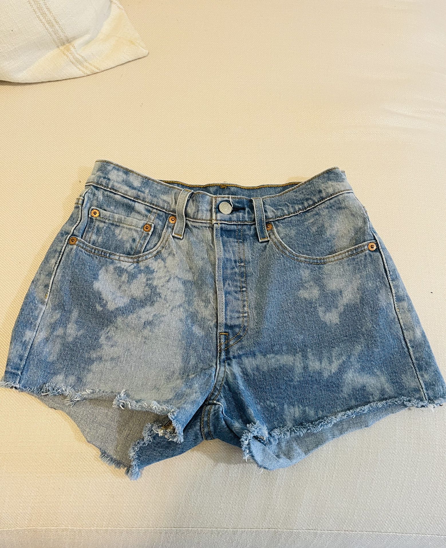 Women’s Levi's 501 Jeans Shorts Medium Wash Denim High Rise Denim Size 26 