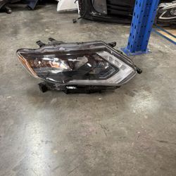 2017 - 2020 Nissan Rogue Right Headlight 
