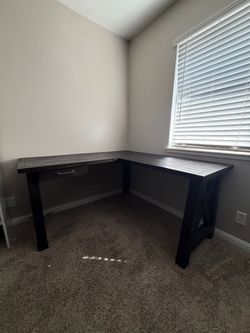 Corner Desk 5ftX5ftX31.5 inches