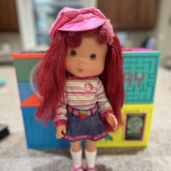 STRAWBERRY SHORTCAKE 18 INCH DOLL !  RARE AND ADORABLE