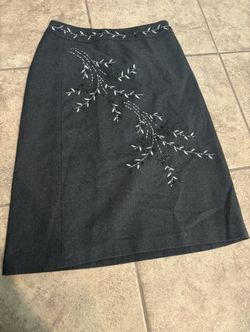 Ann Taylor Women  Embroidered Gray Skirt. Size 00. Brand New Without Tag