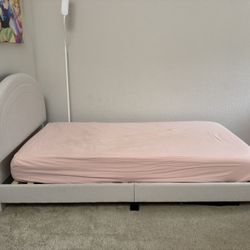 Kids Twin Size Platform Bed with Curved Channel Stitched Headboard