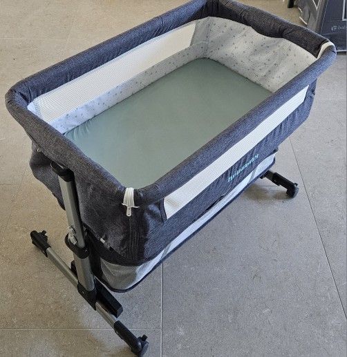 Bassinet for newborns (w/ mattress, cover, and 2 sheets)
