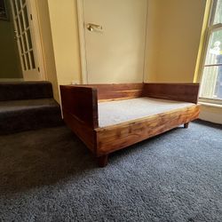 Beautiful raised dog bed, great condition