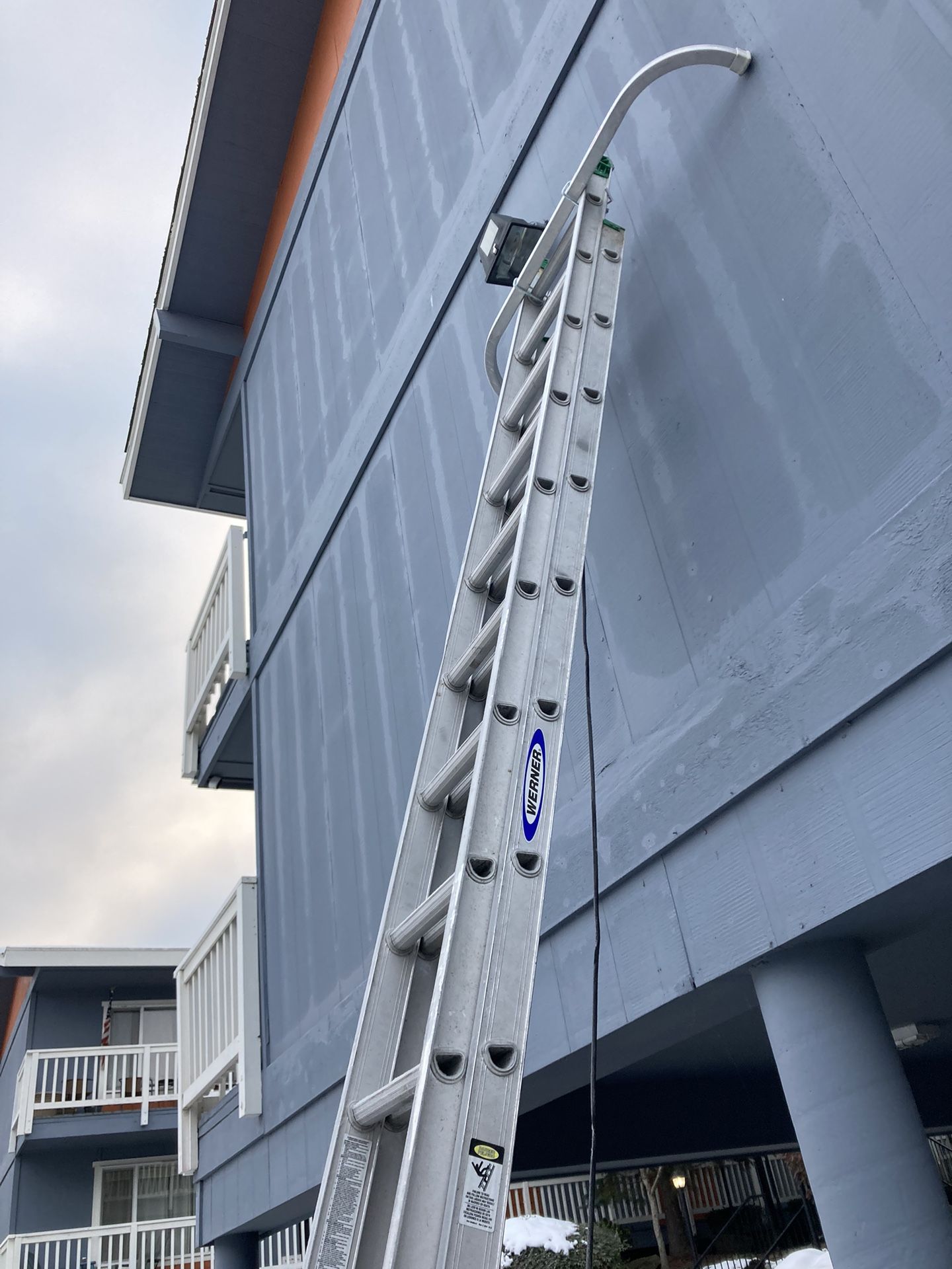 WERNER 28’ Aluminum Extension Ladder with WERNER AC96 Stabilizer for