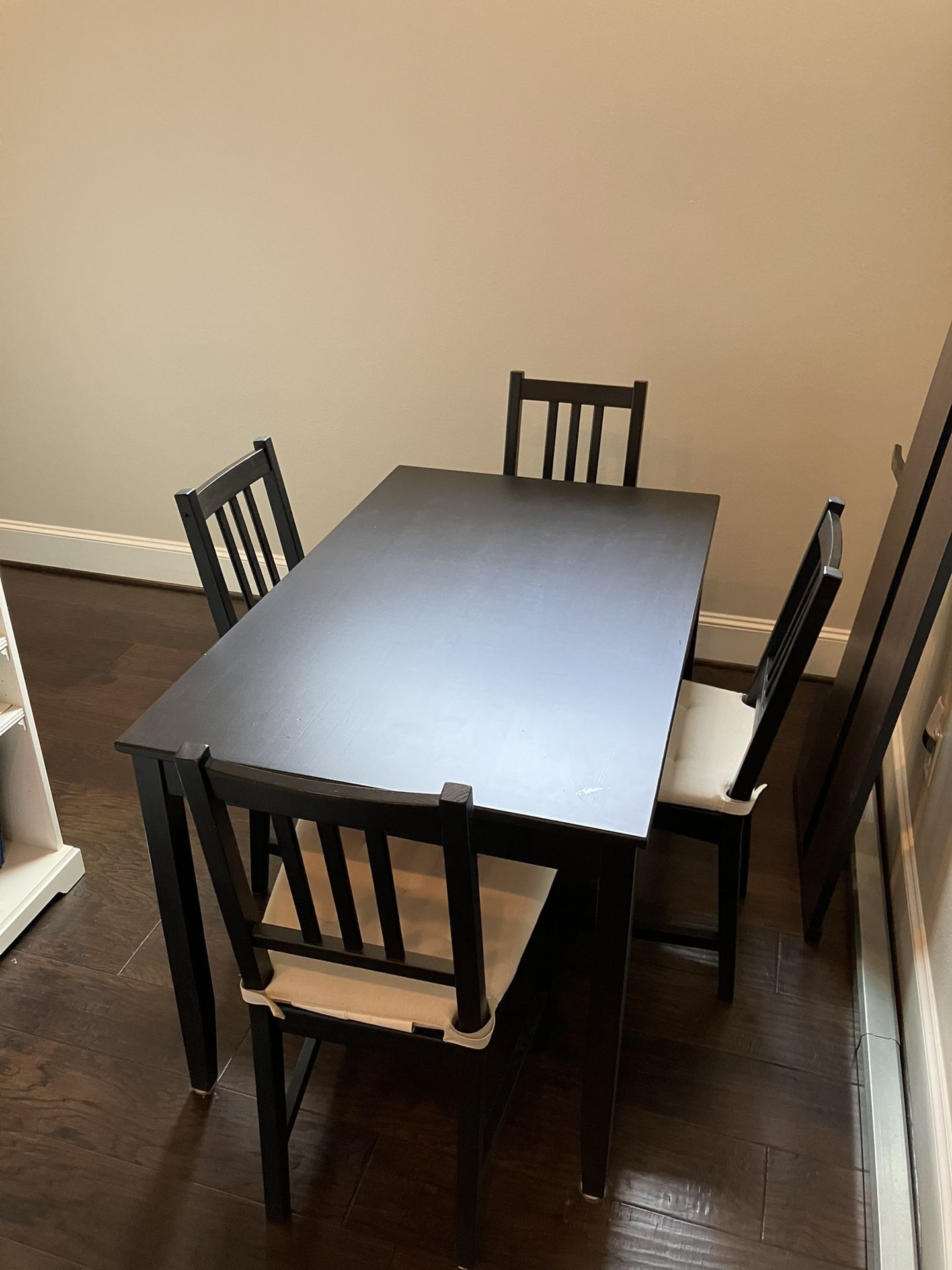 Dining table with 4 Chairs 