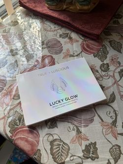 True & Luscious Lucky Glow Palette