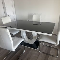 Scottsmore Modern High Gloss Halo Dining Table