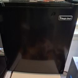 REFRIGERATOR MINI ~MAGIC CHEF 