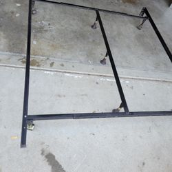 METAL BED FRAME 