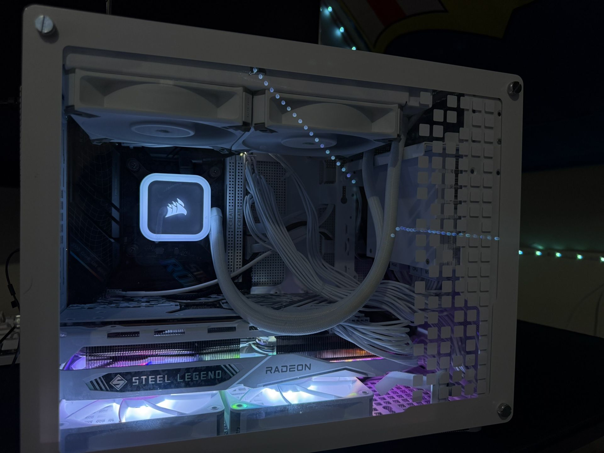 White Mini Gaming PC // i5 12600k + RX 7900 GRE