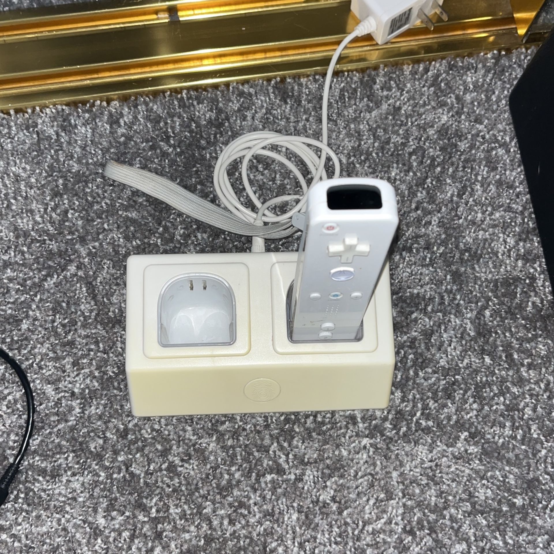 Wii Charger Station And One Remote