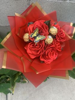 Bonito Ramo De Rosas Eternas Con Chocolates Ferreiro Perfecto Pars Mama
