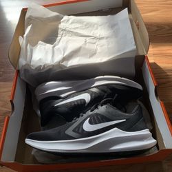 Brande New Nike sneaker - Size 8 (wide Fit) 