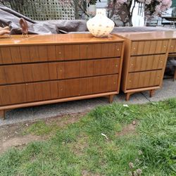 Kroehler Mid Century Modern 1950s Medium Walnut Dresser And Desk In Great Condition