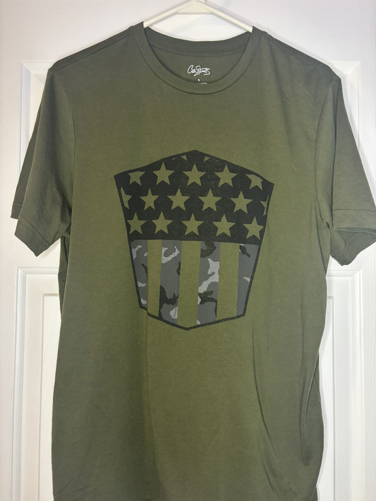 Olive Green Camo Stars & Stripes Graphic Tee – Casual Military Style