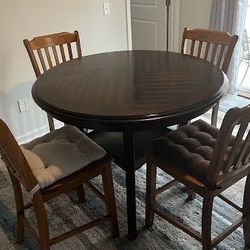 Dining Room Table & Chairs Set