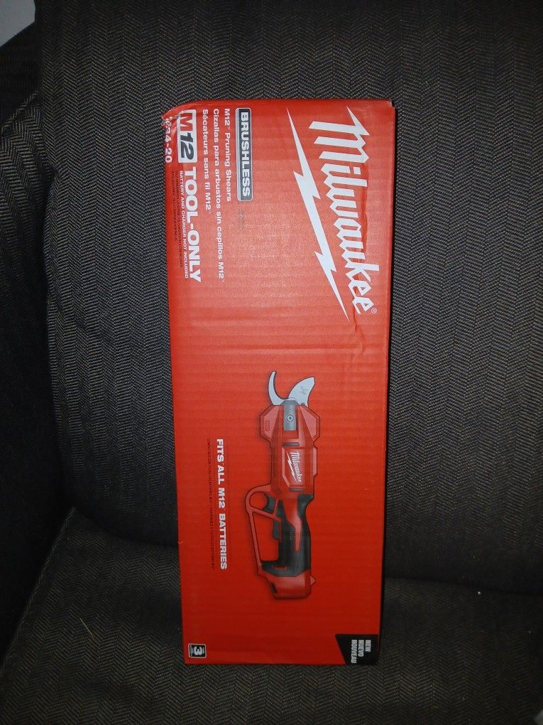 Milwaukee M12 Pruning Shears