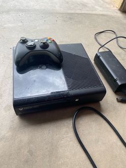 Microsoft Xbox 360 Console with Controller