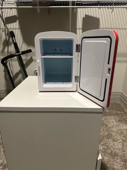 Coca-Cola Mini Fridge – Red Retro Personal Cooler