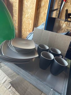 Matte Gray Square Dinnerware Set with Mugs